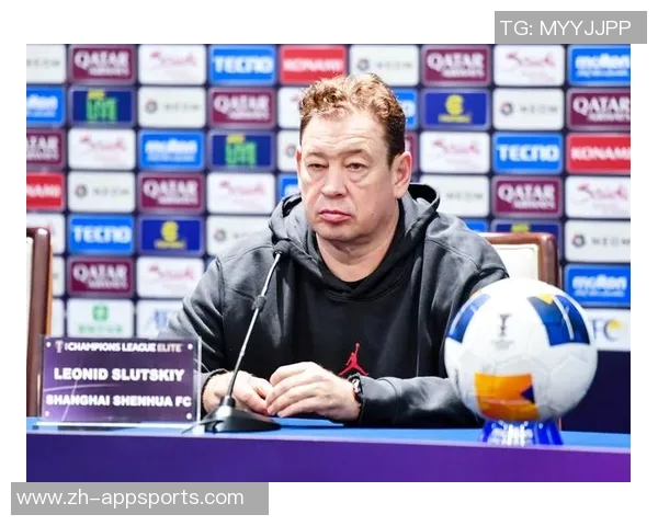 申花主帅斯卢茨基现场观战德约科维奇比赛享受偷闲时光