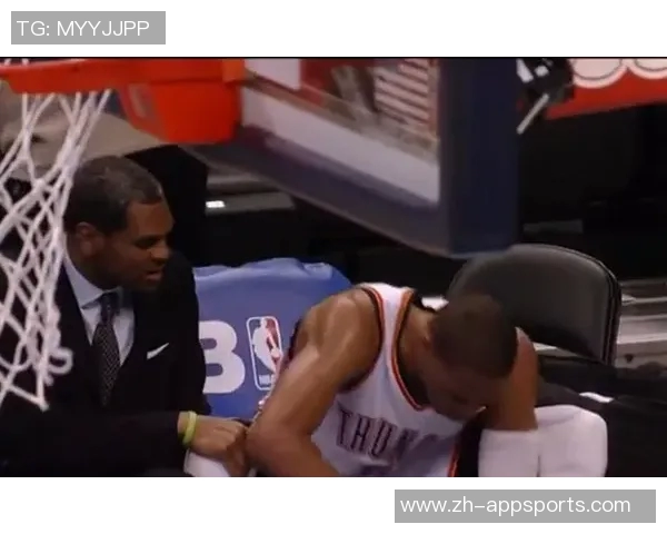 邓弗里斯不满被换下怒砸皮球表情郁闷引发关注